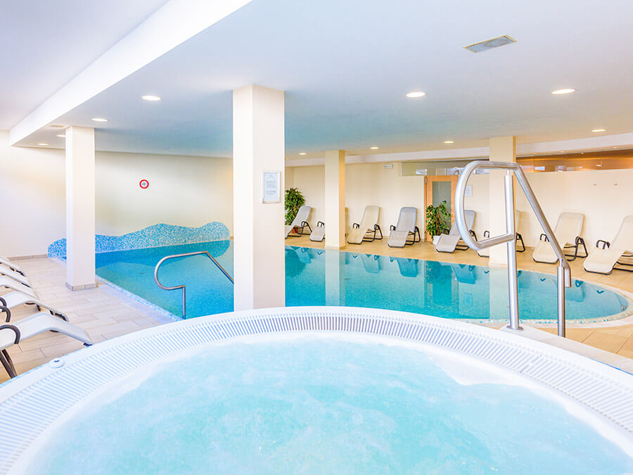 Schwimmbad und Whirlpool